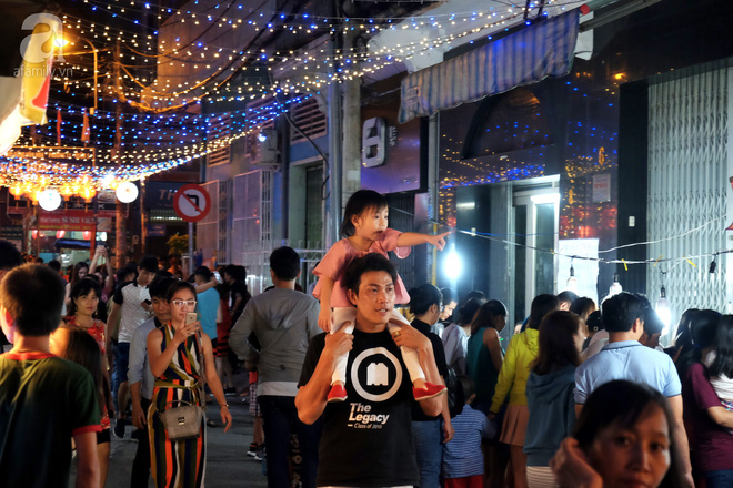  Muôn màu cuộc sống trên phố đèn lồng nổi tiếng nhất Sài Gòn - Ảnh 3.