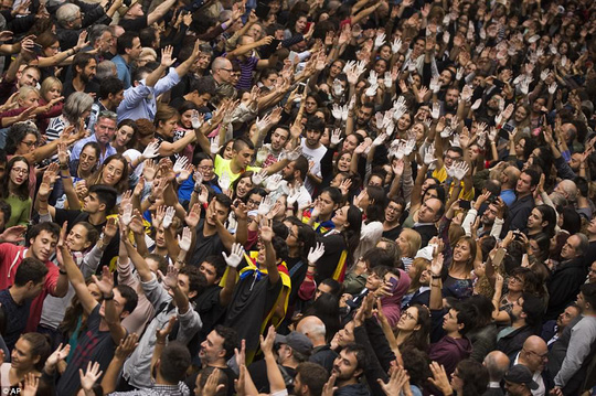 Lãnh đạo Catalonia quyết liệt, vua Tây Ban Nha hết nín nhịn nổi - Ảnh 3.