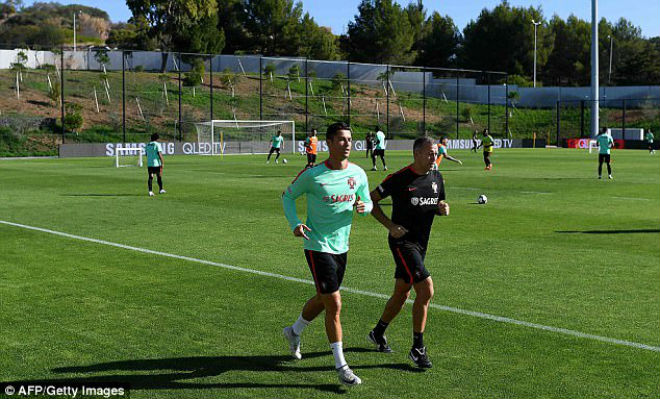 Ronaldo bán Quả bóng vàng 18 tỷ đồng, vượt vua Pele thành huyền thoại  - Ảnh 3.