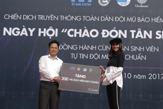 Thanh Hằng tặng mũ bảo hiểm đạt chuẩn, giúp sinh viên tự tin đội nón chuẩn ngầu - Ảnh 3.