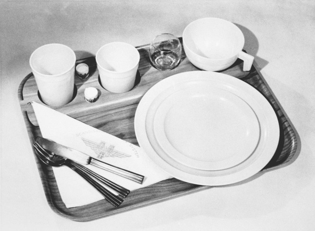 13 bức ảnh cho thấy bữa ăn trên máy bay cách đây 60 năm sang chảnh gấp chục lần ngày nay - Ảnh 3.