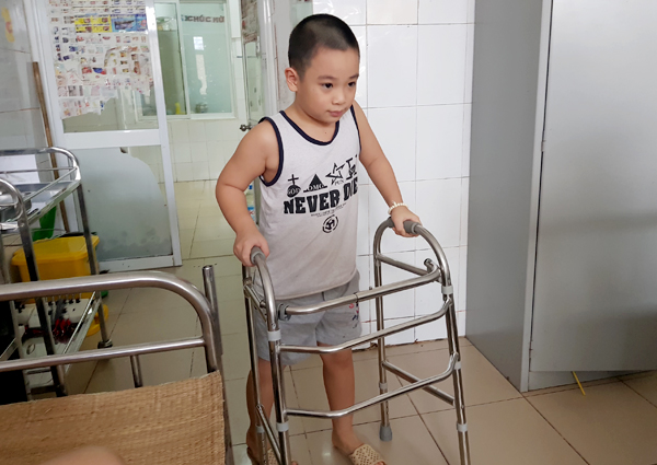 Bệnh lạ: Bé 8 tuổi ở Hà Nội hễ ngóc đầu là bất tỉnh - Ảnh 2.