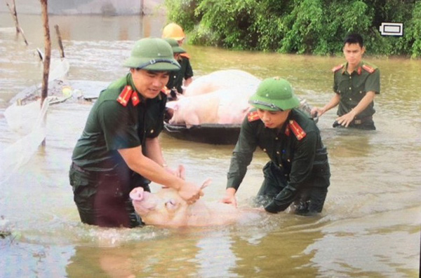 Lực lượng CAND bám địa bàn, giúp nhân dân trong mưa lũ - Ảnh 3.