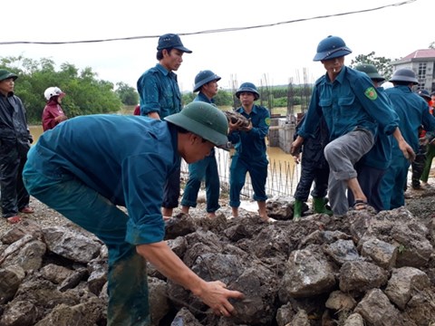 Thanh Hóa: Vỡ đê sông Cầu Chày, hàng trăm người đội mưa cứu đê - Ảnh 2.