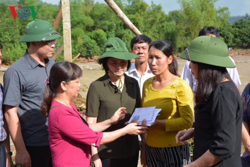 Nhanh trí cứu người, sống sót sau khi bị lũ cuốn trôi gần 7km - Ảnh 2.