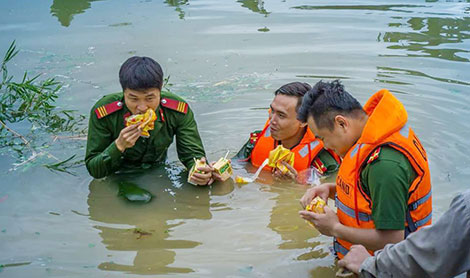 Ngâm mình trong nước lũ cứu đê sông Hoạt - Ảnh 3.