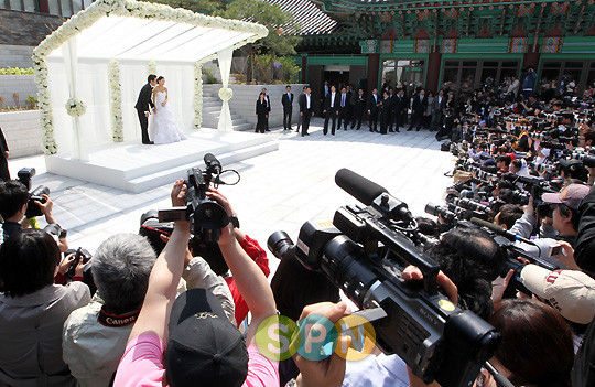 Fan hụt hẫng khi có tin Song Hye Kyo và Song Joong Ki sẽ không họp báo trước lễ cưới - Ảnh 3.