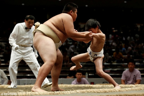 Giá đắt phải trả của những cậu nhóc mang trong mình giấc mơ thành võ sĩ sumo  - Ảnh 4.