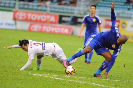 Cầu thủ Quảng Nam đầu bê bết máu, Văn Toàn bị từ chối penalty - Ảnh 4.