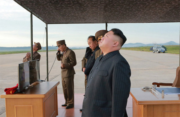 Hình ảnh ông Kim Jong Un sung sướng khi phóng tên lửa thành công - Ảnh 3.