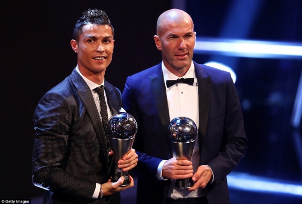 Cristiano Ronaldo nhận ‘mưa gạch đá’ vì bức ảnh muốn làm vua - Ảnh 3.