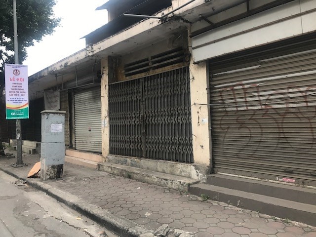 Phố đồ bảo hộ lao động cạnh ga Hà Nội đồng loạt đóng cửa - Ảnh 3.