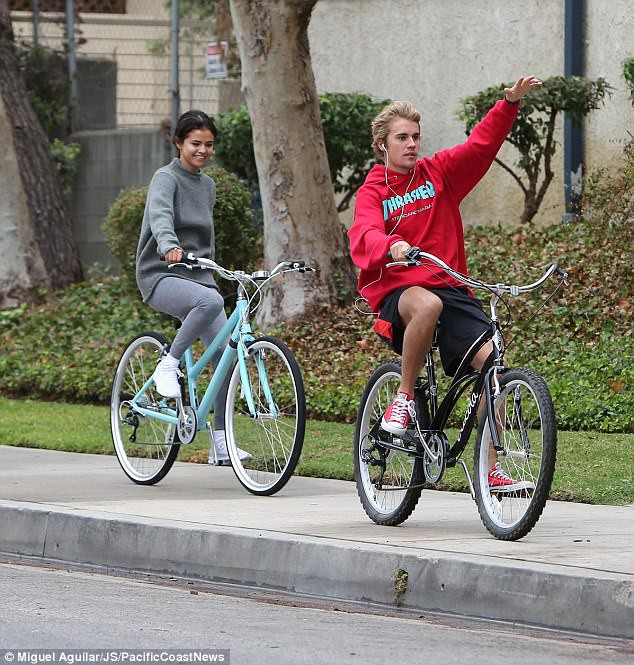 Hẹn hò đạp xe cùng nhau, Justin - Selena đẹp đôi và dễ thương như đang quay một bộ phim tình cảm - Ảnh 3.