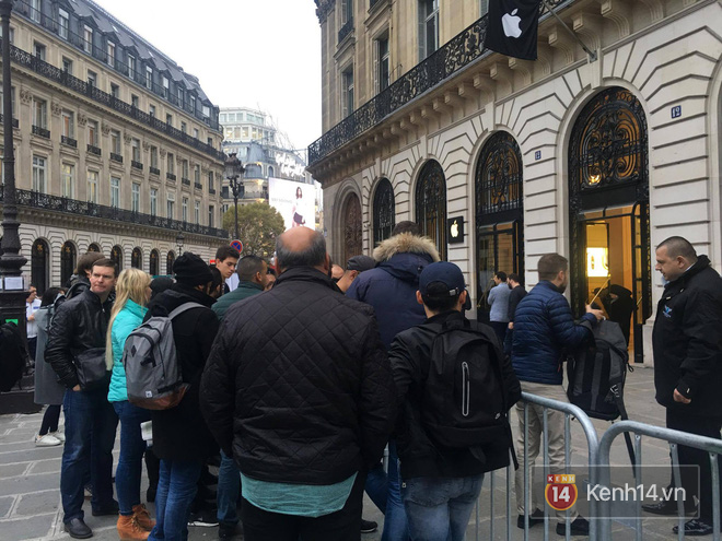 Apple store Paris chơi lớn: Nhân viên nhảy múa chào khách, tổ chức sinh nhật 10 năm iPhone bằng siêu bánh gato - Ảnh 3.