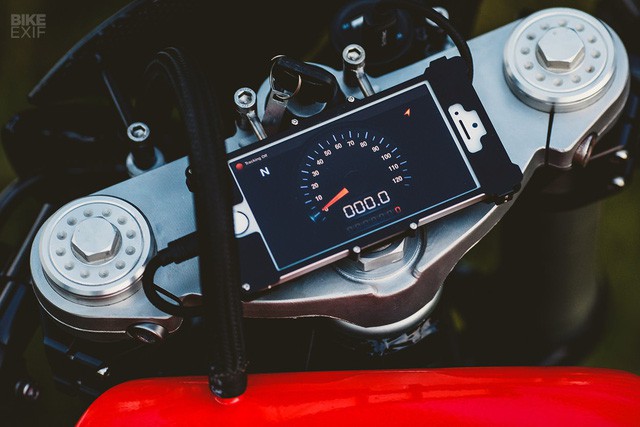 Honda CB600F dùng iPhone làm đồng hồ, độ theo phong cách Ferrari - Ảnh 3.