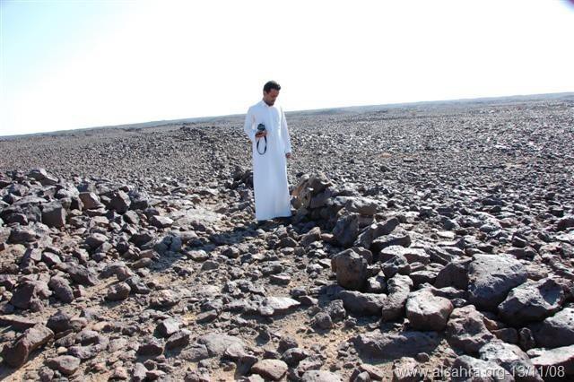 Bí ẩn những ‘hàng rào đá’ ngàn năm tuổi ở vùng sa mạc Saudi Arabia được phát hiện qua Google Earth - Ảnh 3.