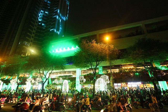 Thuận Kiều Plaza chính thức đổi tên thành The Garden Mall, hàng nghìn người Sài Gòn chen nhau vào khám phá trong ngày khai trương - Ảnh 3.