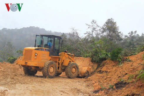 Tảng đá lớn đè sập nhà bếp khiến 3 người thương vong - Ảnh 2.