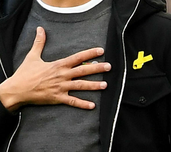 Tiết lộ lý do Pep Guardiola đính chiếc ruy băng trên áo khoác - Ảnh 3.