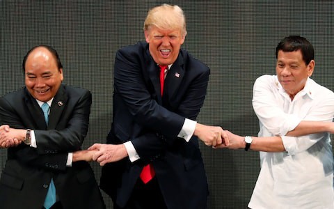 Tổng thống Mỹ Donald Trump lúng túng khi bắt tay chéo - Ảnh 2.