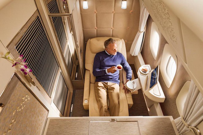 Emirates ra mắt khoang hạng nhất mới siêu sang trên Boeing 777-300ER: Lấy cảm hứng Mercedes-Benz S-Class, tích hợp ghế không trọng lực và cửa sổ ảo - Ảnh 3.