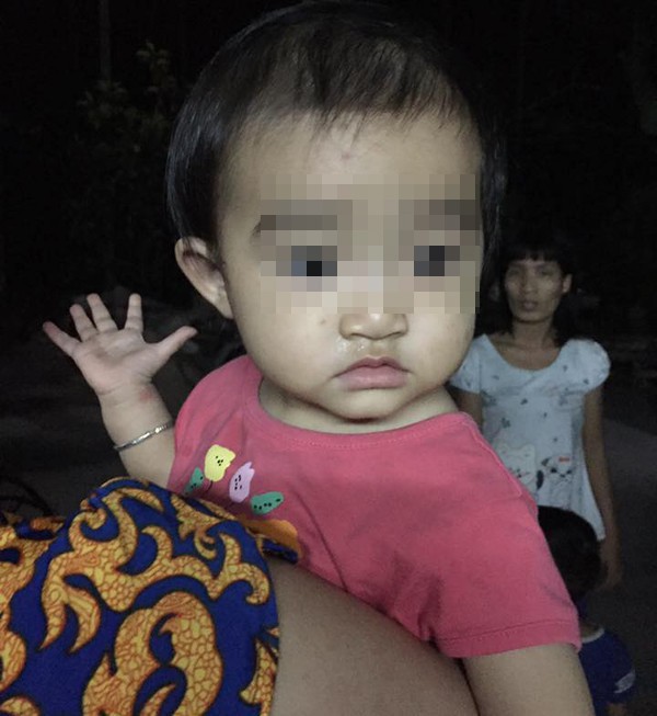 Thương xót bé gái 10 tháng tuổi bị bỏ rơi trước cửa nhà người dân với ít quần áo, sữa - Ảnh 2.