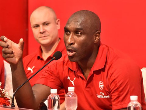 Sol Campbell đá cặp ăn ý với cựu sao M.U, ấn tượng bóng đá trẻ Việt Nam - Ảnh 3.