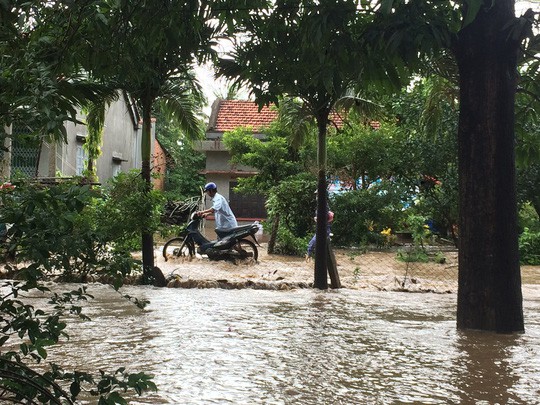 Phú Yên: Nước sông đột ngột lên cao, 1 người bị cuốn trôi - Ảnh 2.