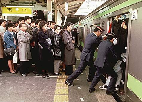 Cảnh tượng nhồi khách như nhồi vịt ở ga tàu Nhật Bản này sẽ khiến bạn thấy hạnh phúc hơn khi đi xe bus - Ảnh 3.