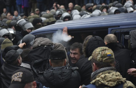 Ukraine: Người ủng hộ phá xe cảnh sát, giải thoát cựu tổng thống Georgia - Ảnh 4.