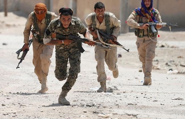 Hàng nghìn phiến quân IS thoát chết tại tử địa Raqqa nhờ...Mỹ? - Ảnh 3.