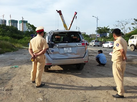 TP HCM: Xe bồn lộn nhào xuống mương nước sau va chạm với ô tô 7 chỗ - Ảnh 2.