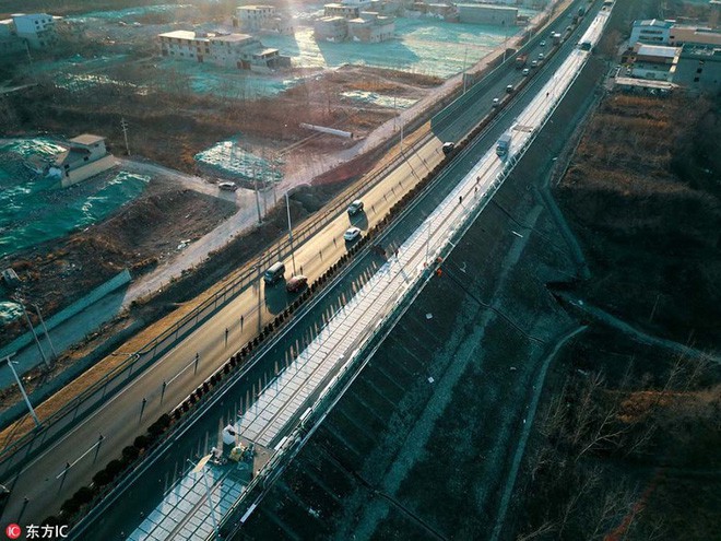 Trung Quốc đang xây dựng đường cao tốc năng lượng mặt trời đầu tiên trên thế giới - Ảnh 3.