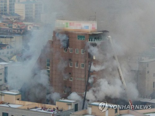 Toàn cảnh vụ cháy ở Hàn Quốc: Khói bốc lên nghi ngút.