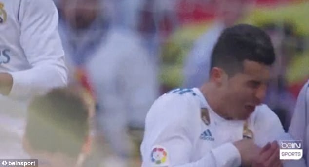 Messi âm mưu gì khi sút bóng trúng đầu Ronaldo? - Ảnh 3.