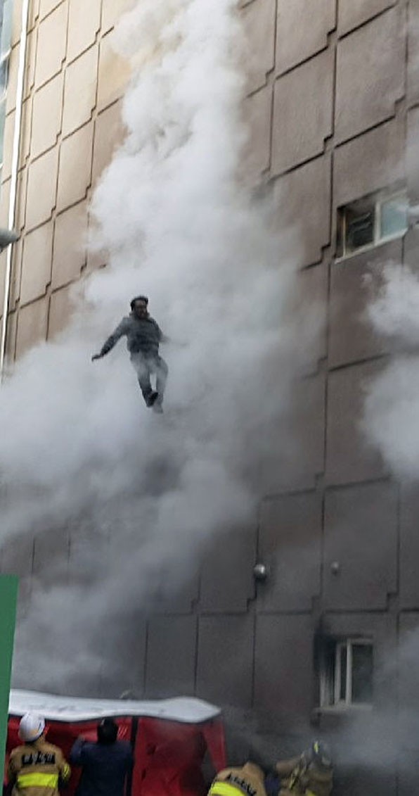 Người đàn ông sống sót kỳ diệu sau khi liều mình nhảy khỏi tầng 4 trong vụ cháy lớn trong lịch sử Hàn Quốc - Ảnh 3.