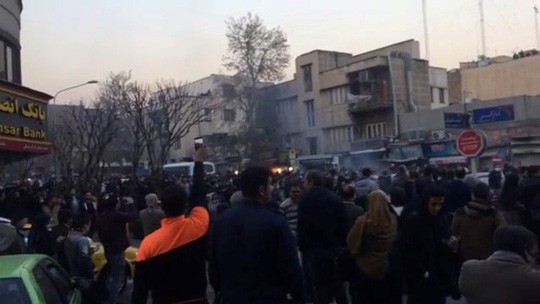 Iran: Cảnh sát bắn chết 2 người biểu tình - Ảnh 2.