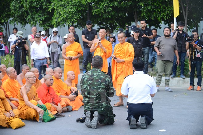 Cận cảnh cuộc đối đầu trong ngôi đền Dhammakya ở Thái Lan - Ảnh 21.