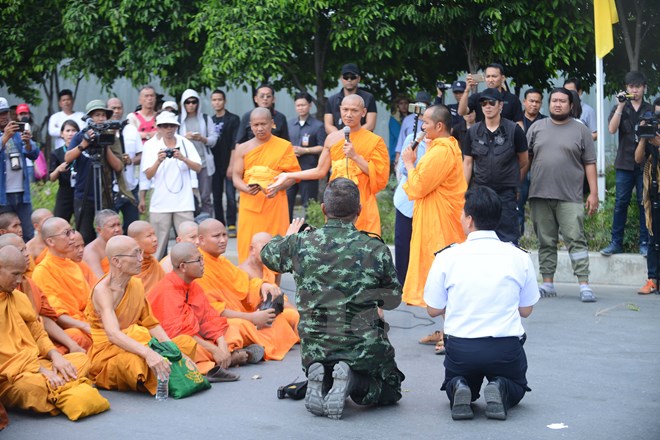 Cận cảnh cuộc đối đầu trong ngôi đền Dhammakya ở Thái Lan - Ảnh 22.