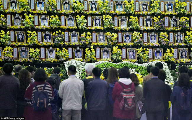 3 năm sau thảm kịch chìm phà Sewol, cha mẹ các em học sinh xem con mình chỉ đi xa dài ngày - Ảnh 22.