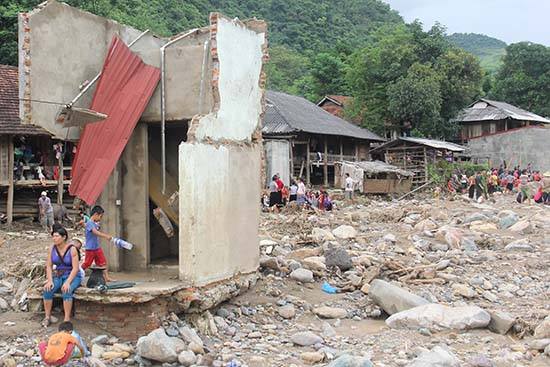 Yên Bái: Phá đá xuyên đêm tìm người bị lũ cuốn - Ảnh 22.