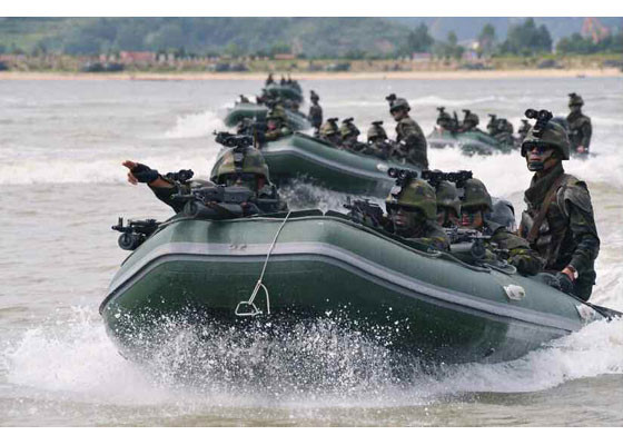 Chủ tịch Kim giám sát quân đội Triều Tiên tập trận chiếm đảo - Ảnh 22.