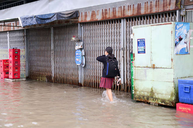 Gần 3km đường biến thành sông vì triều cường, ô tô “quật” trẻ em té ngã giữa dòng nước ở Sài Gòn - Ảnh 22.