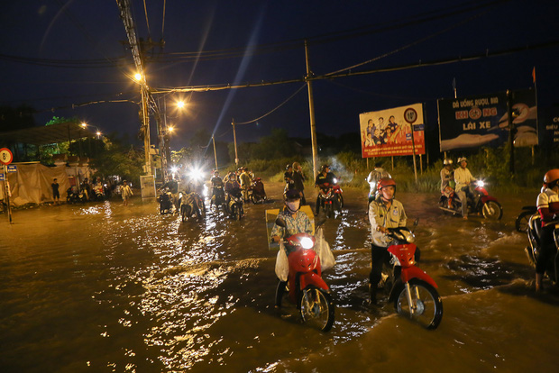 Gần 3km đường biến thành sông vì triều cường, ô tô “quật” trẻ em té ngã giữa dòng nước ở Sài Gòn - Ảnh 23.