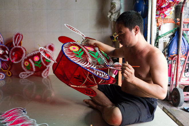 Chùm ảnh: Xóm lồng đèn giấy kính truyền thống ở Sài Gòn tất bật mùa Trung thu - Ảnh 23.