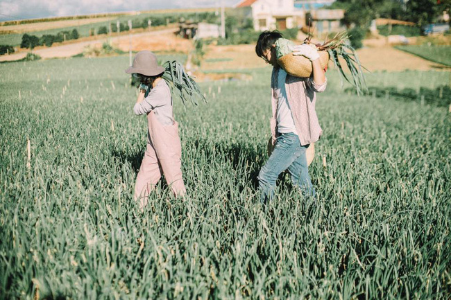 Chỉ cần yêu nhau thật nhiều thì ảnh cưới chụp ở... vườn rau cũng khiến người ta xuýt xoa - Ảnh 24.