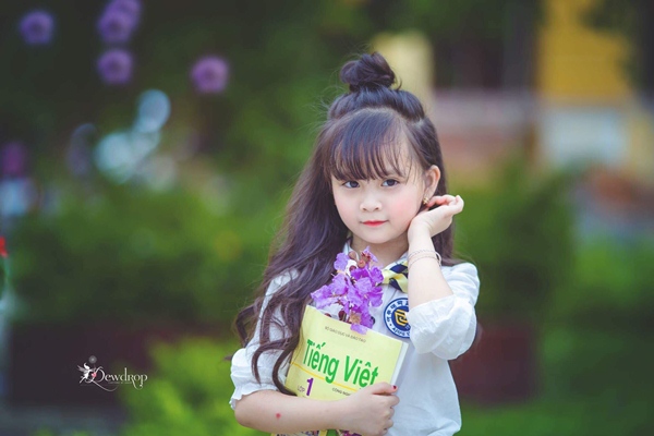 Sau 1 năm gây sốt vì xinh như hoa hậu, bé gái Tuyên Quang giờ đây đã khác rất nhiều - Ảnh 8.