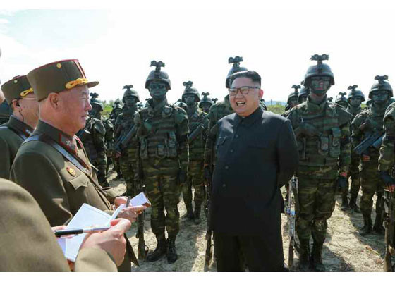 Chủ tịch Kim giám sát quân đội Triều Tiên tập trận chiếm đảo - Ảnh 24.