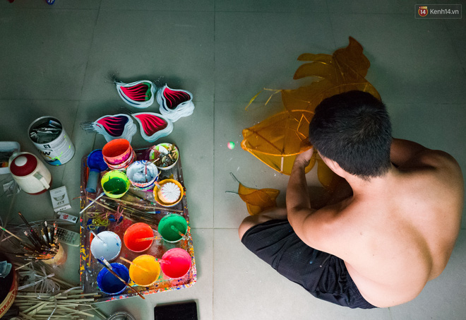 Chùm ảnh: Xóm lồng đèn giấy kính truyền thống ở Sài Gòn tất bật mùa Trung thu - Ảnh 24.