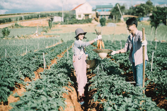 Chỉ cần yêu nhau thật nhiều thì ảnh cưới chụp ở... vườn rau cũng khiến người ta xuýt xoa - Ảnh 25.